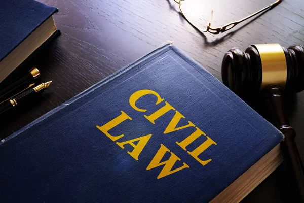 Direito civil e martelo em um tribunal . — Fotografia de Stock