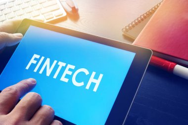 Fintech hakkında okuma iş adamı. Finans teknolojileri kavramı.