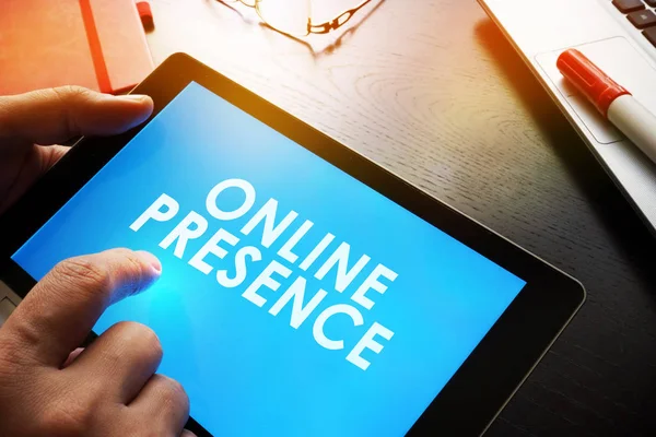 Man is holding report about Online Presence. — Stock Photo, Image