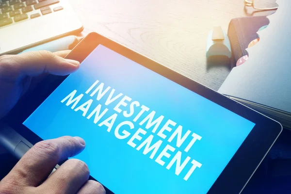 Manager holding investment management report. — Stock Photo, Image