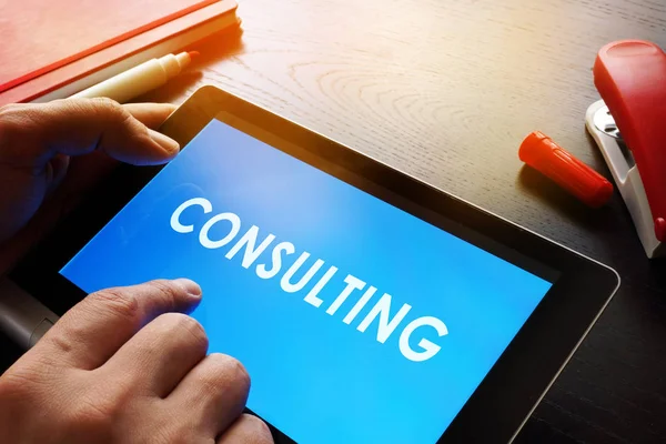 Online Consulting concept. Advisor is holding tablet. — Stock Photo, Image
