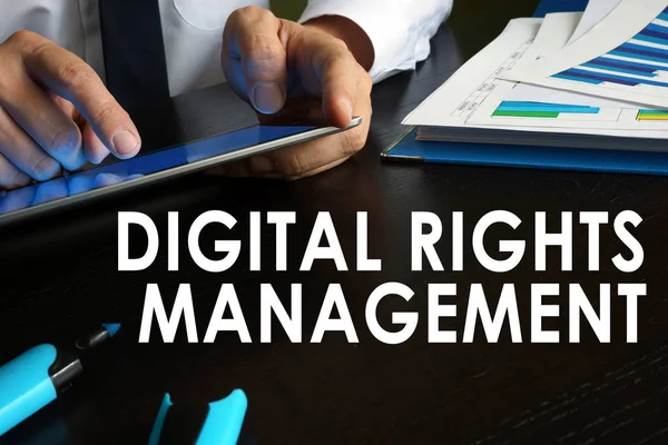 Αντίληψη της διαχείρισης δικαιωμάτων ψηφιακού περιεχομένου. Ο άνθρωπος χρησιμοποιεί το tablet. — Φωτογραφία Αρχείου