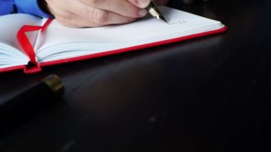 Açılış defter ve kalem tarafından yazılı olarak başlayan bir adamdır. 