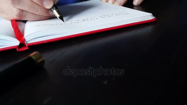 Escribir a mano en una nota y cerrarla . — Vídeo de stock