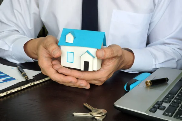 Real estate marketing. Agent holding model of house. — Stock Photo, Image