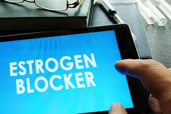 Bloccante degli estrogeni. Medico che tiene tablet con segno . — Foto Stock