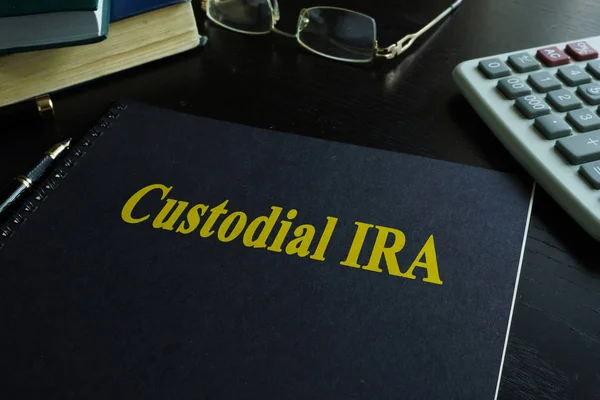 Libro con título Custodial IRA en un escritorio . —  Fotos de Stock