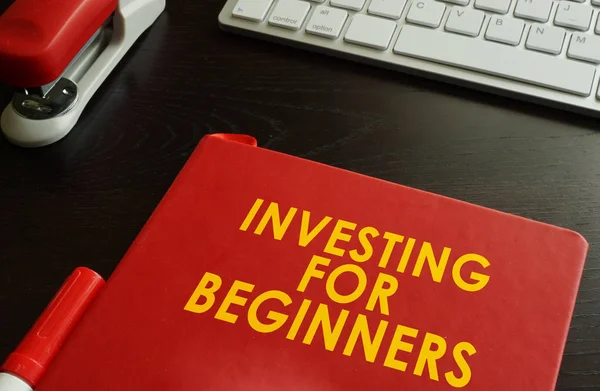 Livro com o título Investir para Iniciantes . — Fotografia de Stock