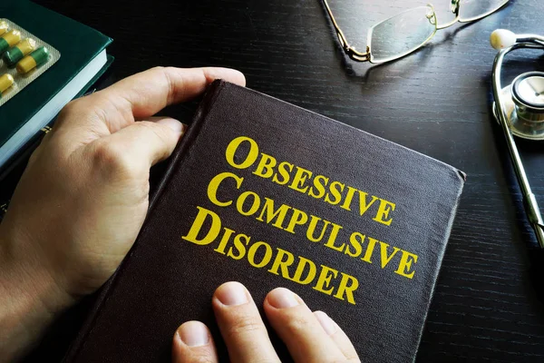 Livro sobre transtorno obsessivo-compulsivo (TOC ). — Fotografia de Stock