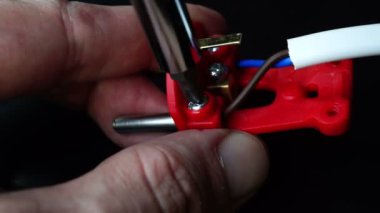 Bir fiş elektrik kabloları değiştirin. Elektrik bileşenleri ile çalışma.