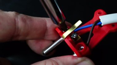 Onarım elektrik fişi için tornavida kullanarak yakın çekim.