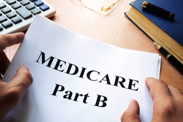 Medicare Parte B em uma mesa . — Fotografia de Stock