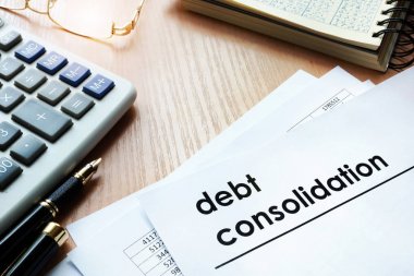 Başlık borç konsolidasyonu bir Ofis Masası üzerinde belgelerle.
