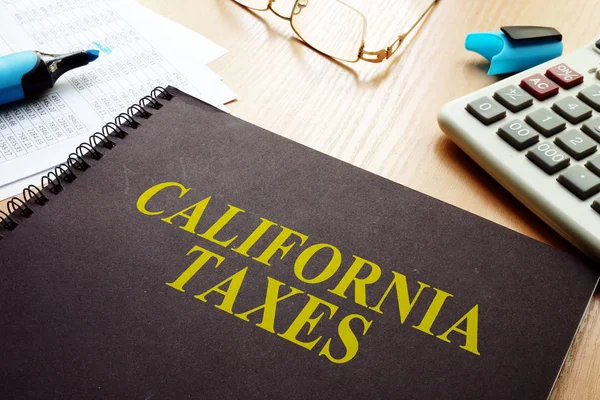 Книги з Каліфорнії податки на столі. — стокове фото