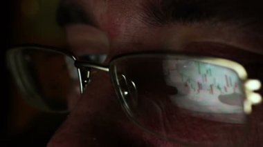 Hisse senetleri ve hisse ticareti için mali bilgilerle ekranın yansıma.