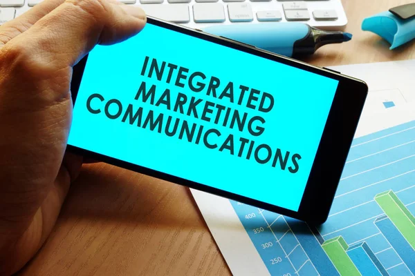 Smartphone de mano con palabras comunicaciones de marketing integradas . — Foto de Stock