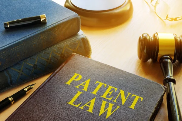 关于专利法和木槌的书。版权概念. — 图库照片