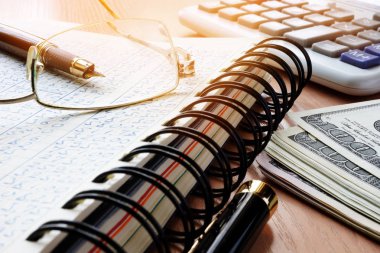 Mali belgeler ve hesap makinesi bir ofis masasında. Muhasebe kavramı.