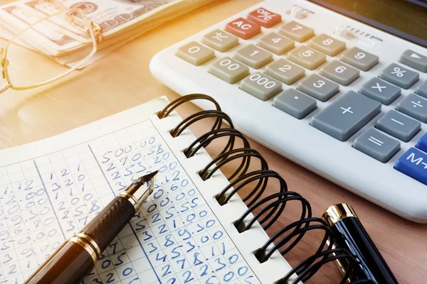 Finanzbericht zur Buchhaltung mit Taschenrechner und Geld. — Stockfoto