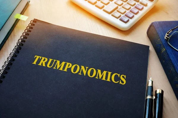 Libro con título Trumponomics on an office desk . —  Fotos de Stock