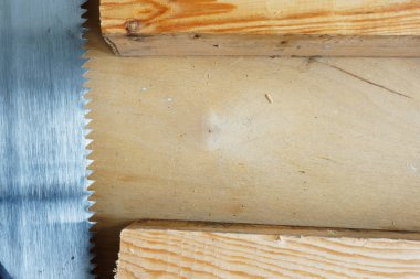 DIY ahşap konsepti ile. Gördüm ve kirişler ahşap bir arka plan üzerinde.