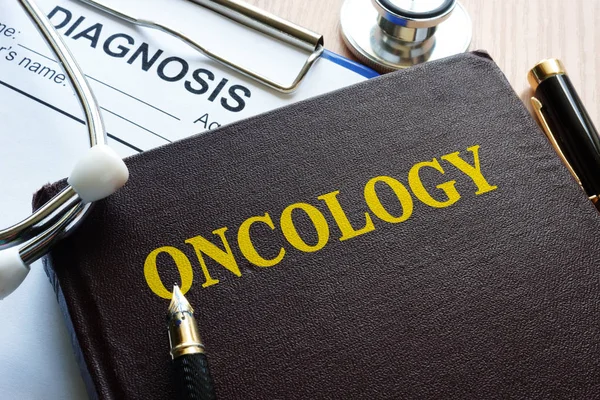 Concept Traitement Cancer Livre Avec Titre Oncologie Sur Une Table — Photo