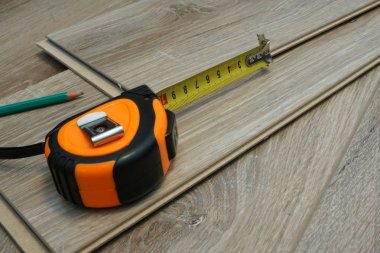 Yüklemeden önce Laminat Parke yeni plakalar.