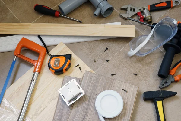 Zestaw osprzętu i akcesoriów na remont domu. — Zdjęcie stockowe
