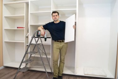 İşçi ile büyük kabine bir raf. Mobilya yükleme.