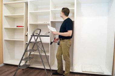 İşçi yeni kabine teftiş tornavida ile. Kurulumu 