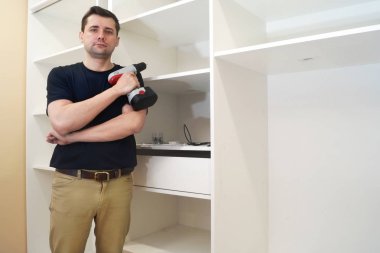 Hizmet adamın yanında yükleme zamanında yeni gardırop.