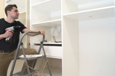 Mobilya montaj. Kabine master yeni yerleşik gardırop yükleme.