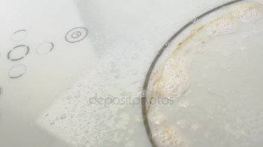 Kirli elektrik hob kadar temizlik. Mavi eldiven soba yıkama el yakın çekim.