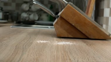 Mutfak tezgahı sünger ile temizlik mavi eldiven el. Ev kavramı.