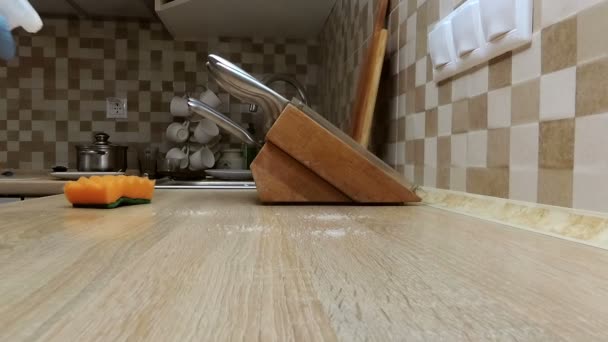 Limpeza Balcão Com Spay Esponja Cozinha — Vídeo de Stock
