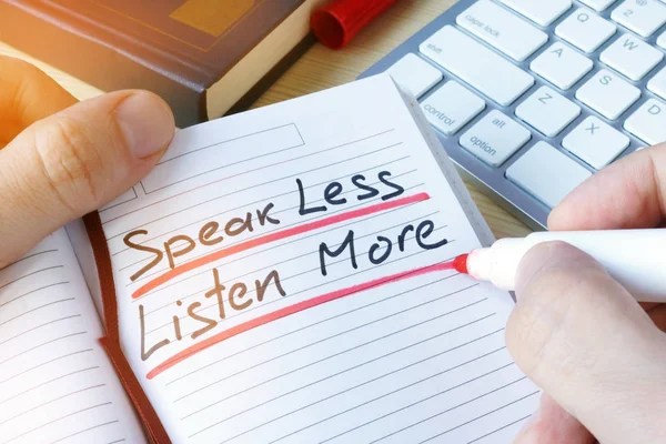 Muže, který psal quote Speak méně více naslouchat. — Stock fotografie