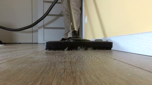 Člověk používající vysavač pro úklid podlahy. Koncepce domácí práce.