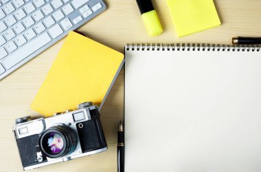 Açık Not çıkartmalar, marker, klavye ve eski kamera ile bir ta