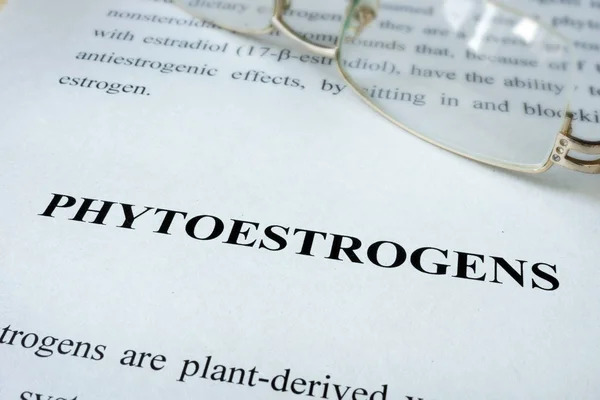 Stránka s slovo fytoestrogenů a brýle. — Stock fotografie