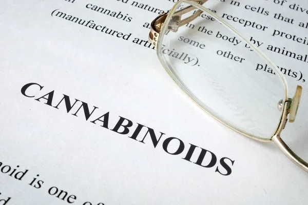 Document sur les cannabinoïdes sur un bureau . — Photo