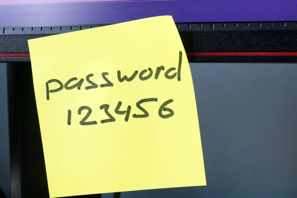 Слабая концепция пароля. Пароль 123456 на карте памяти . — стоковое фото