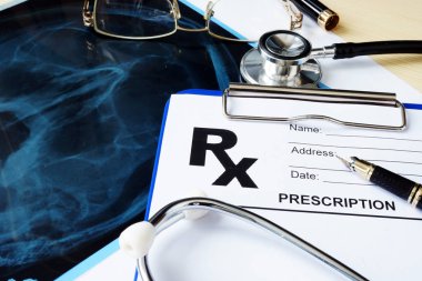 Sağlık kavramı. Reçete formu ve x-ışını kafatası bir hastane masa üzerine.