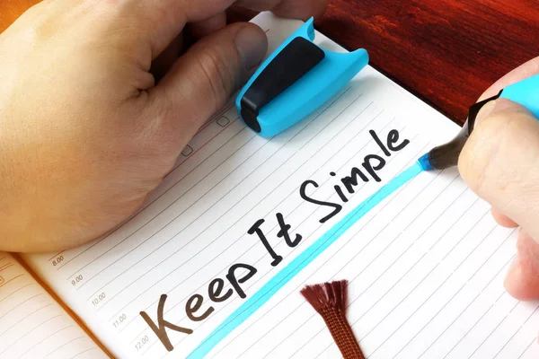 Man writing Keep IT Semplice nella nota . — Foto Stock