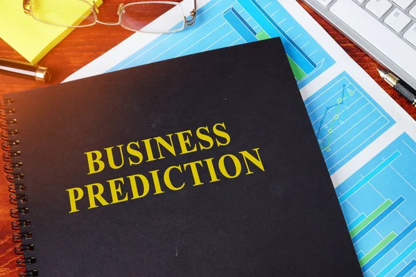Концепція прогнозування бізнесу. Книги та фінансові графіки . — стокове фото