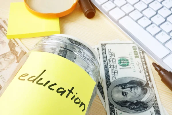 Экономия на концепцию образования. Банка с долларами и палкой . — стоковое фото
