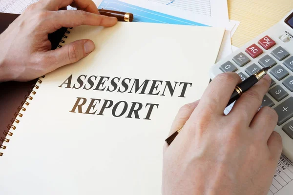 Document with title Assessment report on a desk. — Stock Photo, Image