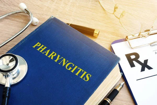 Buch über Pharyngitis auf dem Krankenhaustisch. — Stockfoto