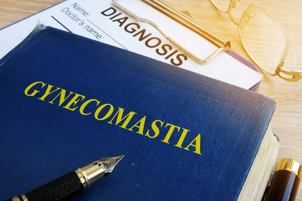 Libro su ginecomastia su un tavolo ospedaliero . — Foto Stock