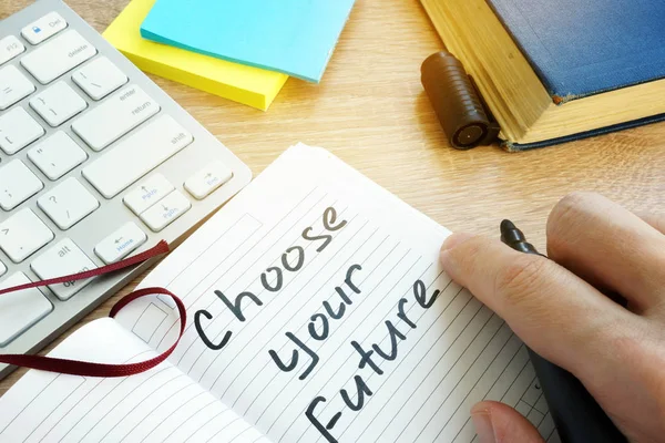 Man schrijven kiezen voor uw toekomst in een notitie. — Stockfoto