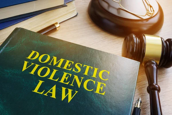 Ley de violencia doméstica sobre una mesa de madera . —  Fotos de Stock